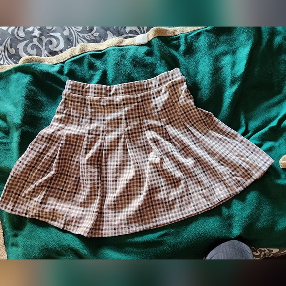 Hippie Rose Juniors Plaid and Pleated  Elastic Waist Short Skirt. Size L Used - Picture 2 of 3